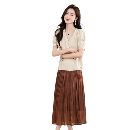 中式高级感v领镂空剪花上衣+流光天丝半身裙套装 QIXFS249832 商品图4