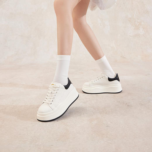 千百度百搭小白鞋女款秋季厚底增高休闲板鞋时尚运动鞋A24400606 商品图2