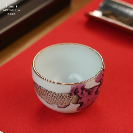 问鼎汝瓷鼎峰系列月白精工款敦善杯（绘画戏潭龙鱼） 商品图1