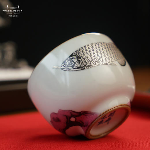 问鼎汝瓷鼎峰系列月白精工款敦善杯（绘画戏潭龙鱼） 商品图3