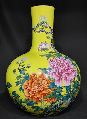 清乾隆款珐琅彩黄底花开富贵纹天球瓶