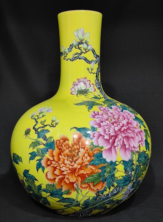 清乾隆款珐琅彩黄底花开富贵纹天球瓶 商品图0