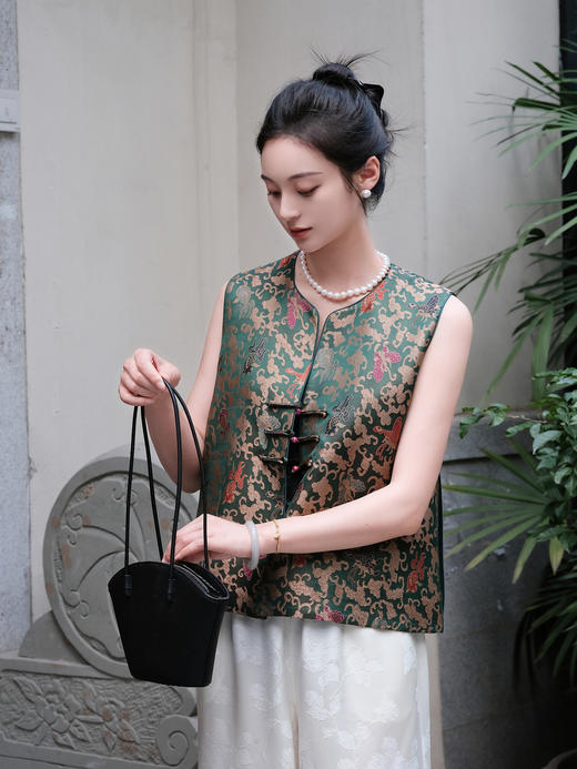 盛唐婧 |真丝宋锦金鱼闹彩蝶对襟马甲 商品图0