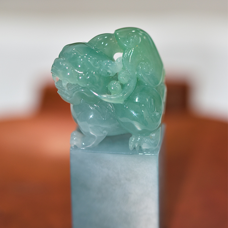 醒狮背灵芝翡翠狮子印章（孤品1件）