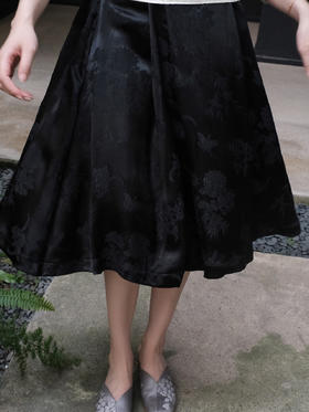 微瑕秒杀 |盛唐牡丹 |黑色冠乐绉梅兰竹菊半裙[特价品](特殊商品不退不换)