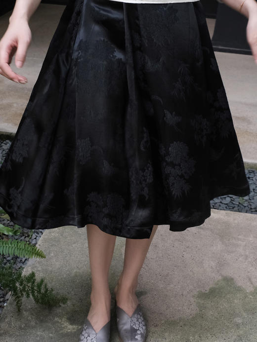 微瑕秒杀 |盛唐牡丹 |黑色冠乐绉梅兰竹菊半裙[特价品](特殊商品不退不换) 商品图0