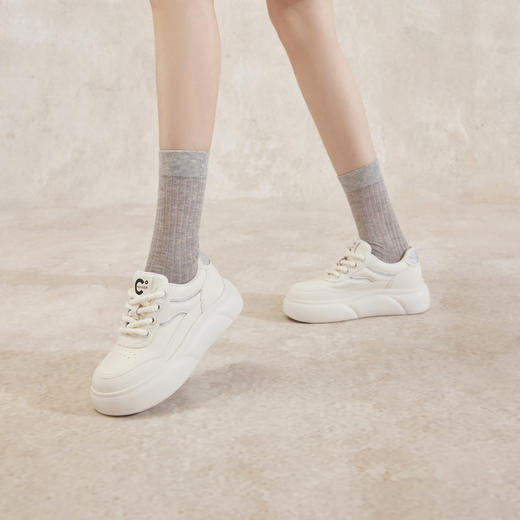 千百度厚底小白鞋女款秋季增高休闲板鞋轻便时尚运动鞋A24422620 商品图2