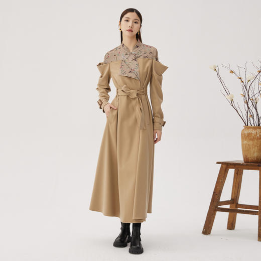 【湘绣系列】谜底设计感风衣女士2024秋拼接式盘扣外套243ME1029 商品图0