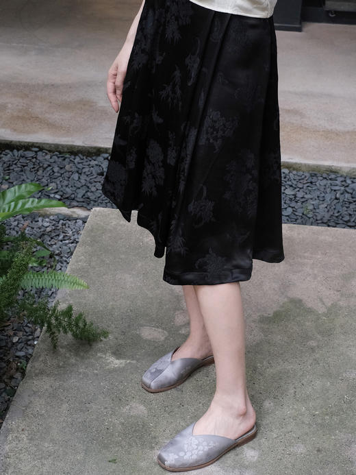 微瑕秒杀 |盛唐牡丹 |黑色冠乐绉梅兰竹菊半裙[特价品](特殊商品不退不换) 商品图1