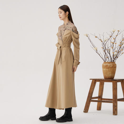 【湘绣系列】谜底设计感风衣女士2024秋拼接式盘扣外套243ME1029 商品图1