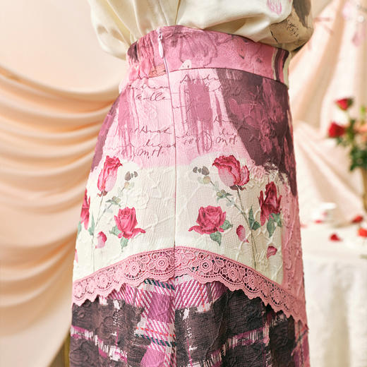 两三事半糖格子2024夏季新款复古蕾丝拼接格子印花高腰半身裙 商品图3