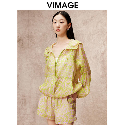 VIMAGE纬漫纪时尚休闲运动风印花防晒连帽外套秋季新款（配帽子）V2203801 商品图2