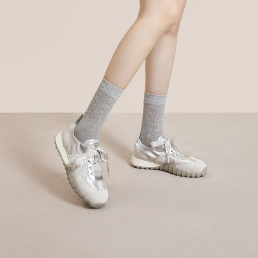 千百度新中式时尚休闲鞋女款秋季钻片拼接厚底德训运动鞋A24466699 商品图4