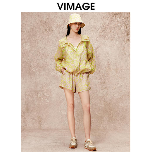 VIMAGE纬漫纪时尚休闲运动风印花防晒连帽外套秋季新款（配帽子）V2203801 商品图1