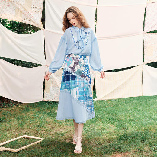 两三事半糖格子2024夏季新款复古蕾丝拼接格子印花高腰半身裙 商品图2