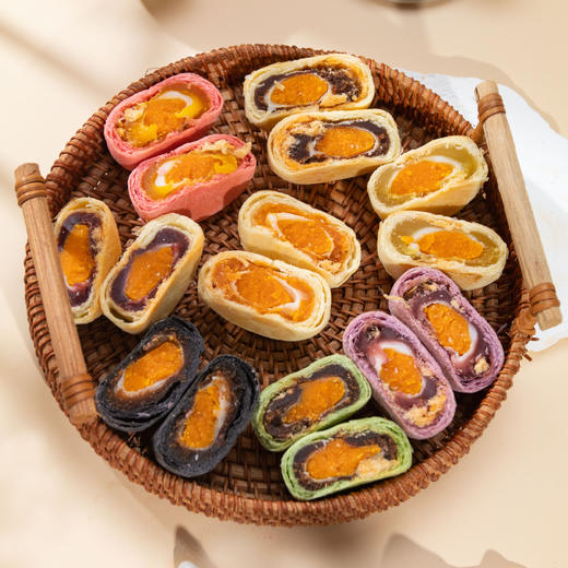 【馅中带馅！蛋黄酥礼盒】五重口感，用料丰富，咸甜美味 好吃不怕腻，八个口味一次品尝，下午茶休闲糕点礼盒装送礼必备Y 商品图0