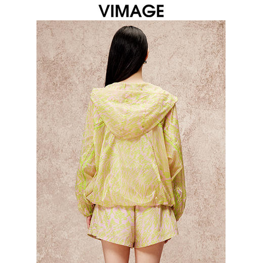 VIMAGE纬漫纪时尚休闲运动风印花防晒连帽外套秋季新款（配帽子）V2203801 商品图4