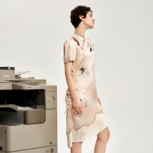 谜底旗袍裙女2024秋新品新中式主题印花修身连衣裙短袖243ML1071 商品图1