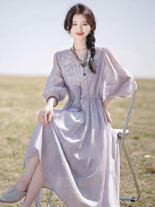 【轻奢】2024夏季 维多利亚仙女风刺绣裙    2款可选   天丝飘逸连衣裙 天丝刺绣小V领腰带连衣裙 商品图1