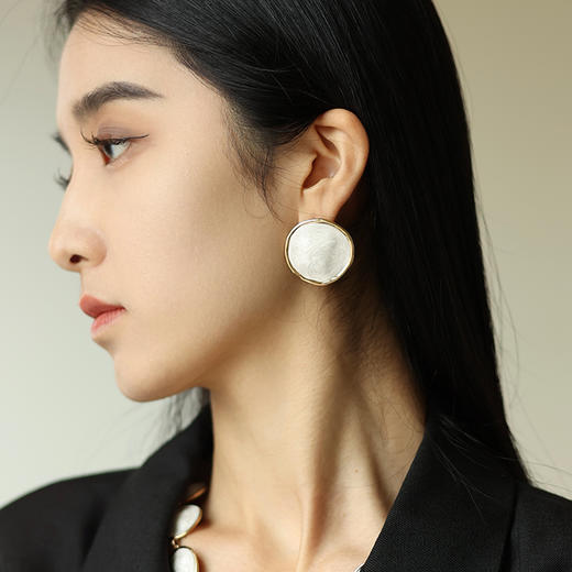 【超模刘雯&吴宣仪&吴昕&李莎旻子同款】Art Nouveau新艺术时期 | 白色波纹耳环 商品图2