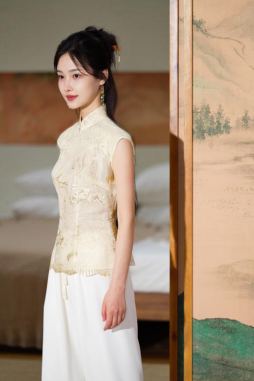 逸红颜明月优选# 『芸楚』精美重工刺绣款旗袍领上衣,新古典玉色,轻盈薄纱,灵动美丽 商品图2