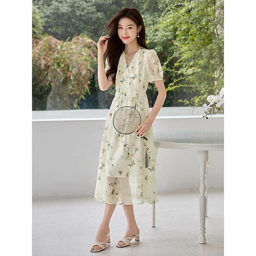 【专属特价】熙世界轻国风新中式泡泡袖蝴蝶碎花收腰V领连衣裙2025夏装新款 商品图4