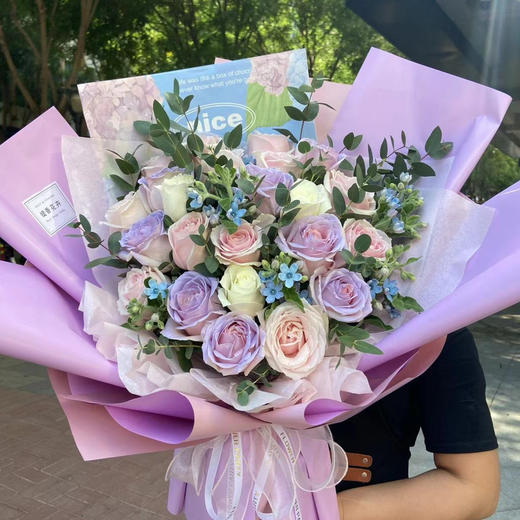 【美人鱼】11朵粉玫瑰+9朵紫玫瑰+3朵白玫瑰+蓝星花 精品时尚花束 商品图0