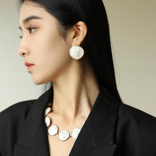 【吴宣仪&吴昕同款】Art Nouveau新艺术时期 | 白色波纹两件套装（耳环+项链） 商品图1
