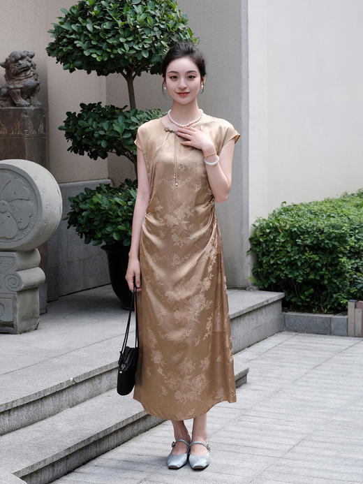 盛唐婧 |提花真丝缎修身国风连衣裙-浅棕色 商品图0