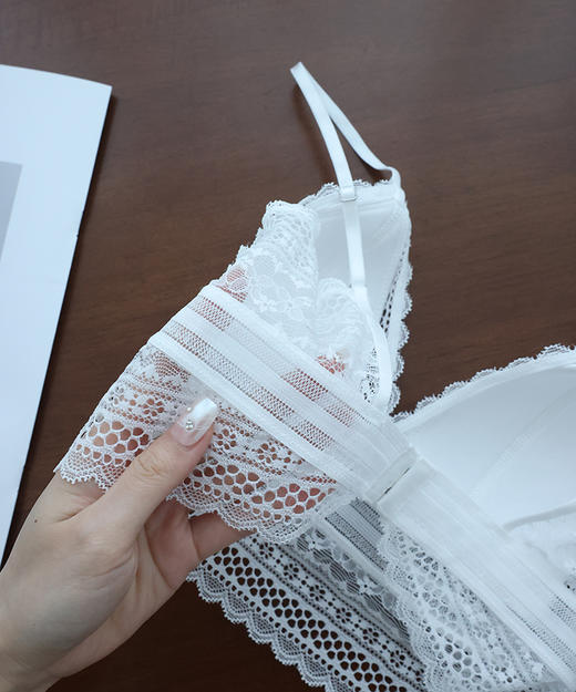 可纯可欲❗️【芮朵云朵蕾丝内衣】sexy😚疯狂心动~~配套内裤，加倍性感   小🐻不空杯！镂空深V，大U美背！穿低领&大露背衣服也很可❗️轻薄又透风，夏天穿超凉快🍃（套装内裤默认发大一码哦~） 商品图8
