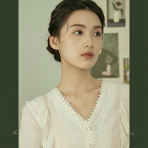 Oflye潮流饰品  粉色皇后女王贝水滴吊坠纯银项链女新款轻奢小众高级感锁骨链 商品图2