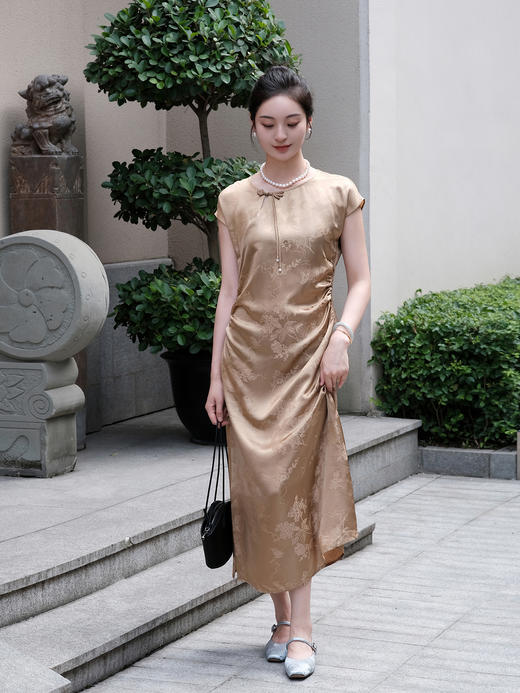 盛唐婧 |提花真丝缎修身国风连衣裙-浅棕色 商品图1