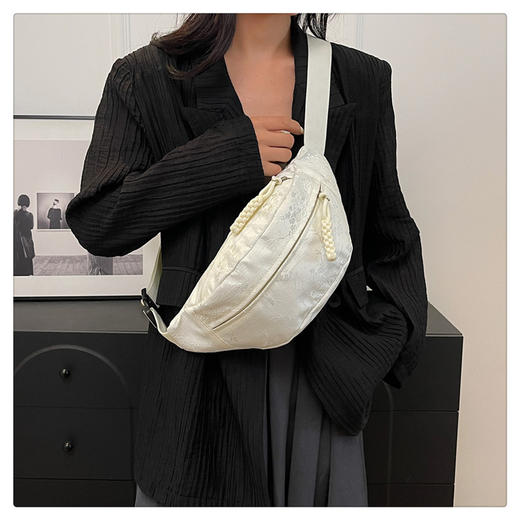 【多种背法，任意切换】2024新款尼龙饺子包包女潮搭单肩斜挎包轻便腋下包小众简约帆布包，轻便小巧，单肩斜挎，不一样的包，给你不一样的潮流感！ry 商品图4