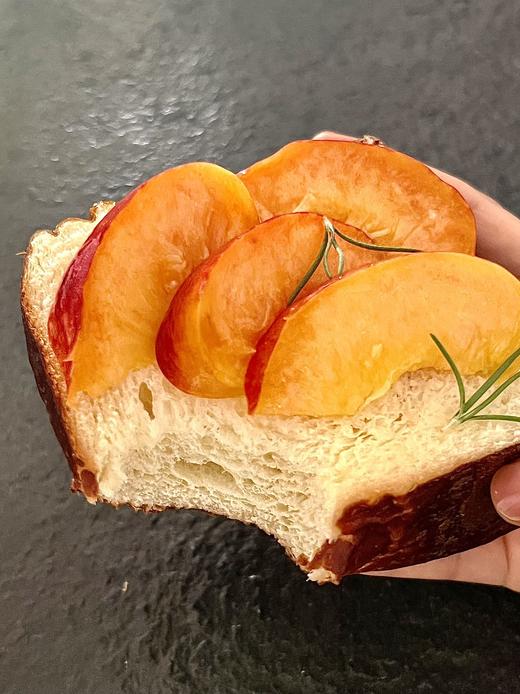 又软又硬的面包吃过吗？【碱水吐司】开启味觉创新 内外两种口感完美融合 麦香浓郁 碱水独特 搭配水果、冰淇淋更美味~ 商品图5