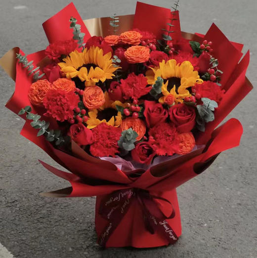 【繁花锦簇】10朵红色康乃馨➕8朵红玫瑰➕3支向日葵➕3支芭比蔷薇➕6支火龙珠➕新鲜配花配叶，精美时尚大气花束 商品图0