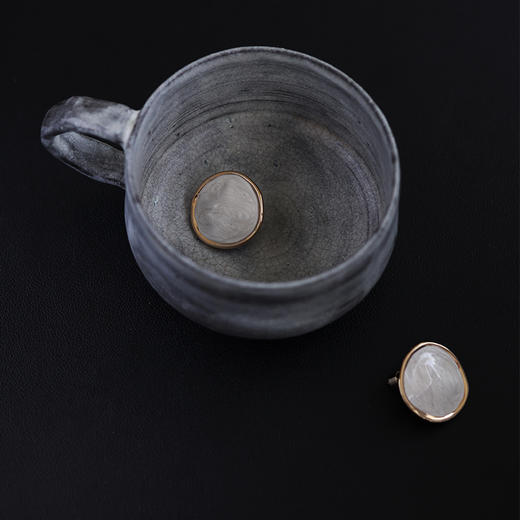 【超模刘雯&吴宣仪&吴昕&李莎旻子同款】Art Nouveau新艺术时期 | 白色波纹耳环 商品图4