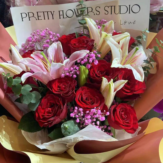 【心花浪漫】香水百合➕11朵精品红玫瑰时尚花束 商品图0