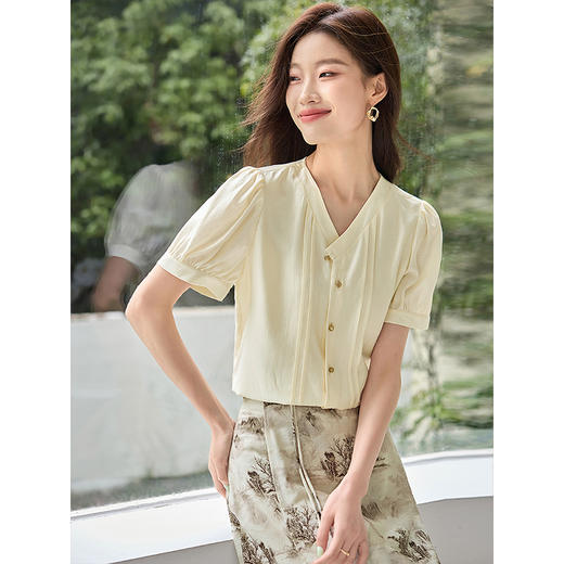 【专属特价】熙世界法式仿醋酸V领衬衫夏2025新款气质减龄短袖衬衣显瘦上衣 商品图2