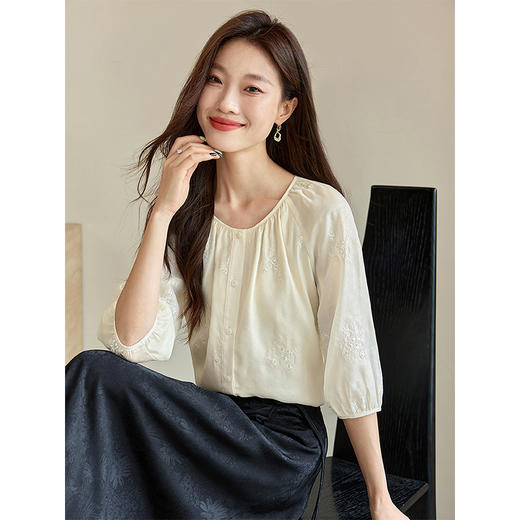 【1件62折】熙世界重工刺绣雪纺衬衫2025早秋新款欧根纱圆领小衫七分袖上衣 商品图1