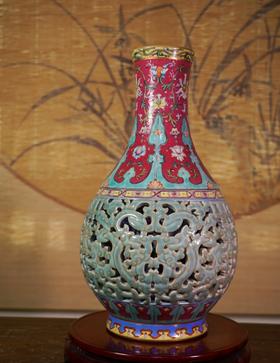 胭脂红扒花镂空胆瓶