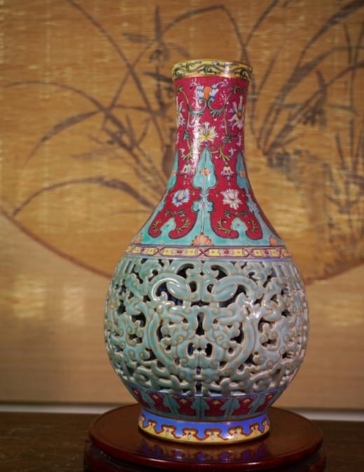 胭脂红扒花镂空胆瓶 商品图0