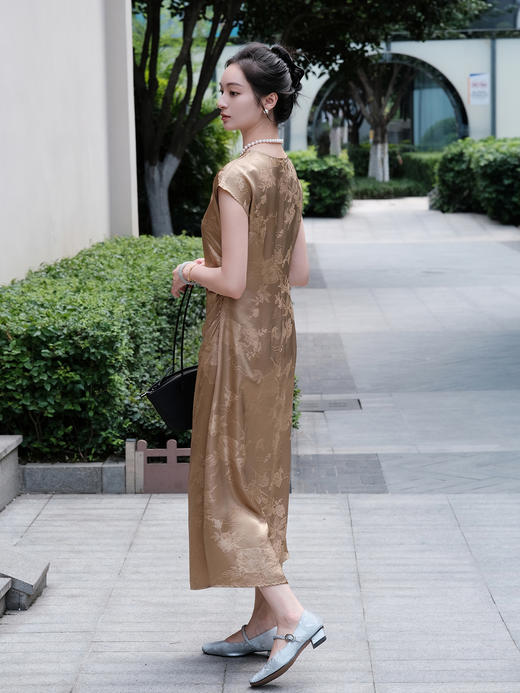 盛唐婧 |提花真丝缎修身国风连衣裙-浅棕色 商品图2