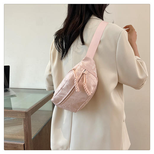 【多种背法，任意切换】2024新款尼龙饺子包包女潮搭单肩斜挎包轻便腋下包小众简约帆布包，轻便小巧，单肩斜挎，不一样的包，给你不一样的潮流感！ry 商品图6