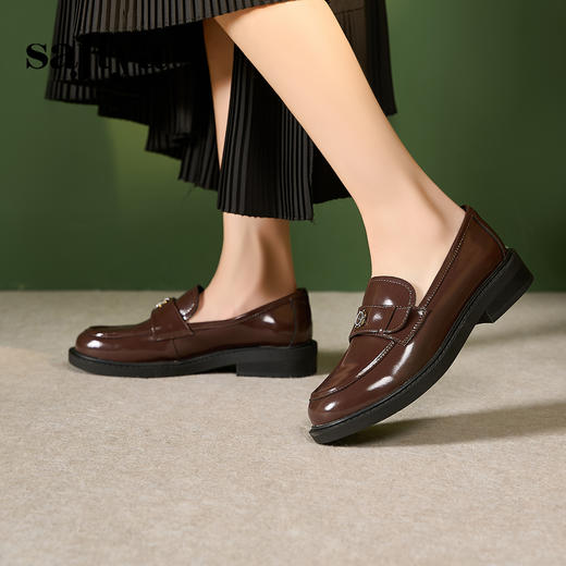 Safiya/索菲娅2024复古玫瑰扣百搭一脚蹬粗跟软底英伦乐福鞋 SF43112155 商品图7