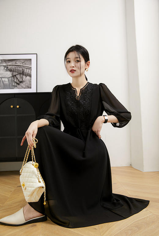 【轻奢】2024夏季 维多利亚仙女风刺绣裙    2款可选   天丝飘逸连衣裙 天丝刺绣小V领腰带连衣裙 商品图7