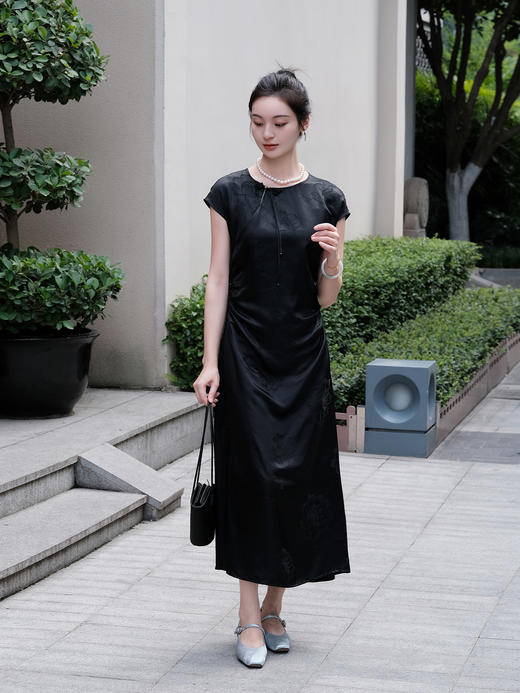 盛唐婧 |提花真丝缎修身国风连衣裙-黑色 商品图1