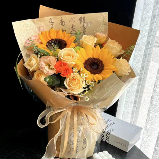 【橙光小太阳】2朵向日葵+6朵香槟玫瑰 +2支洋甘菊+2朵洋桔梗 商品图0