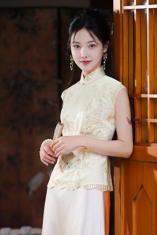 逸红颜明月优选# 『芸楚』精美重工刺绣款旗袍领上衣,新古典玉色,轻盈薄纱,灵动美丽 商品图0