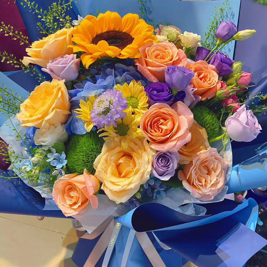 【温暖的梦】5朵紫玫瑰+6支香槟玫瑰+蓝绣球+向日葵等混搭时尚花束 商品图0