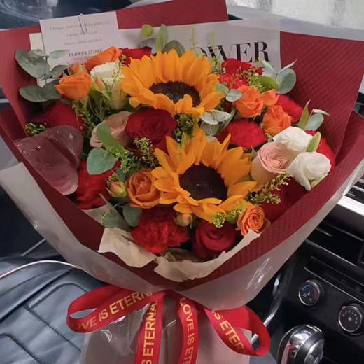 【闪耀】2朵向日葵+6朵红玫瑰+2朵卡布奇诺+6朵红色康乃馨+3支多头橙色蔷薇 商品图0